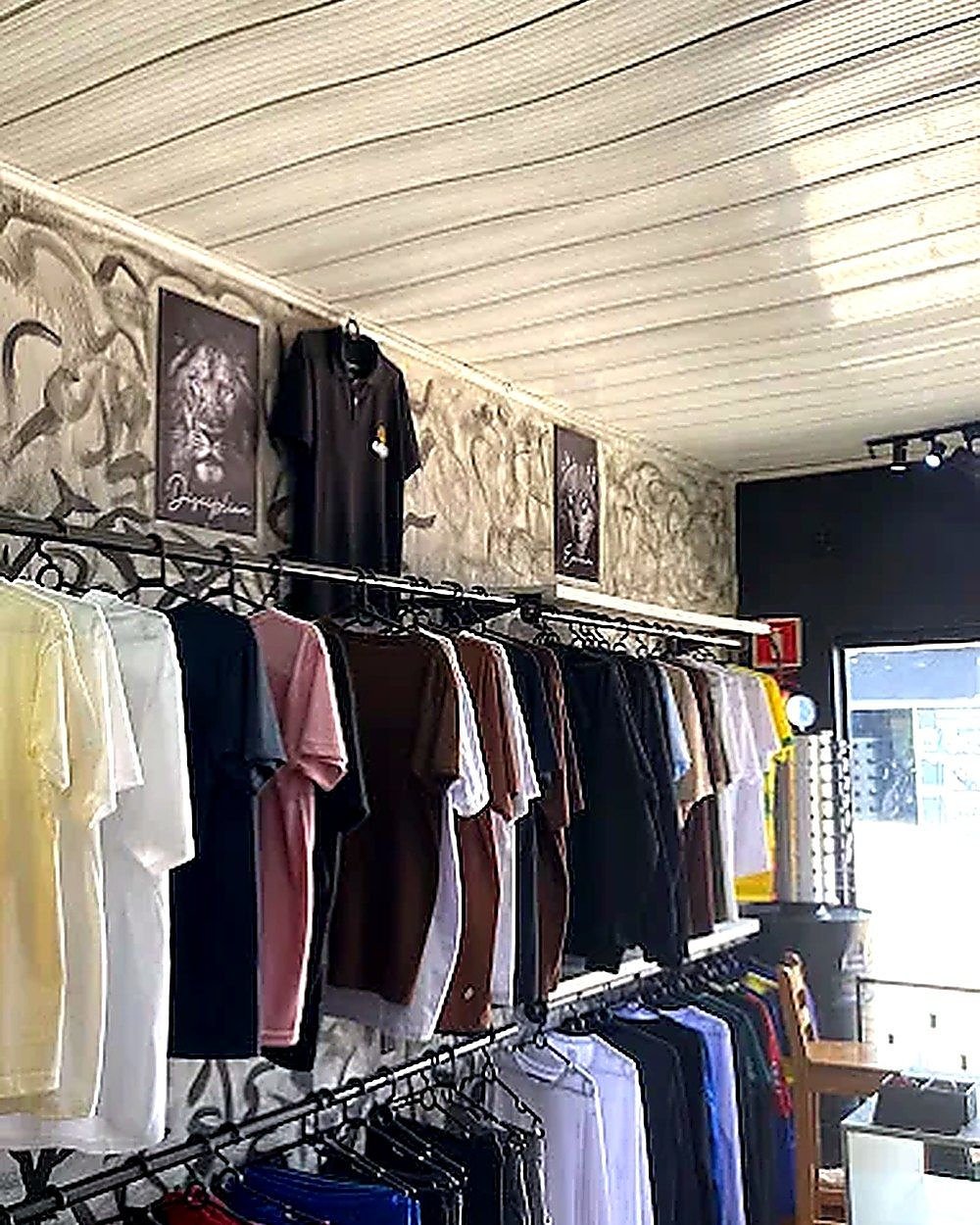Araras com roupas dentro da WM Multimarcas