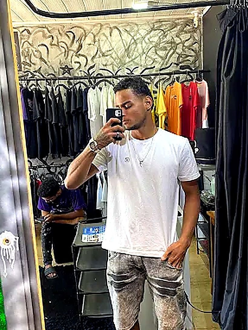 Cliente provando um look na loja