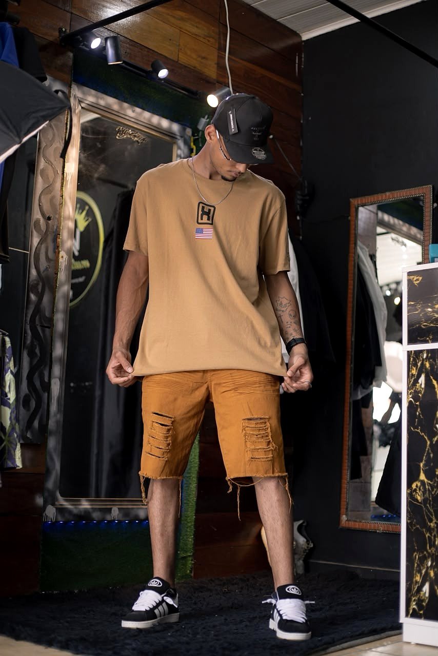 Conjunto caramelo de camiseta e bermuda